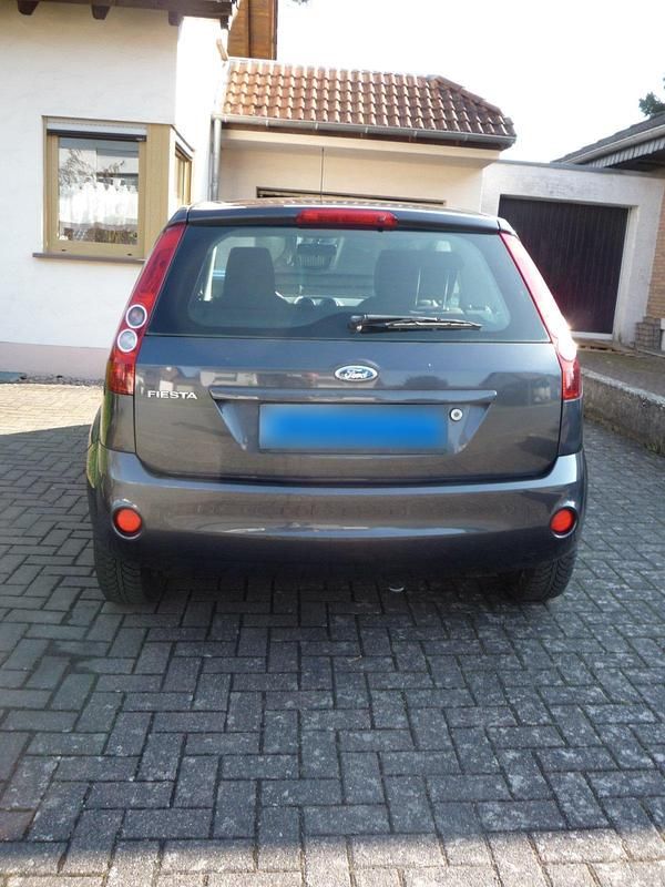 Gebraucht Ford Fiesta Ambiente 60 PS (44 kW) 2008 Grau Kleinwagen