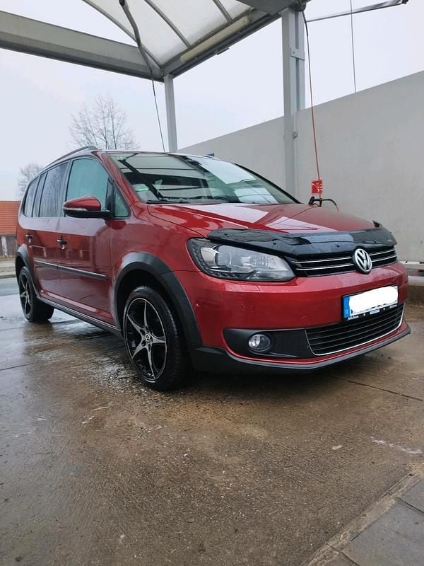 Rot Gebraucht 2011 VW Touran Cross Van / Kleinbus | 11.499 € (Teuer) - Bild 1/4