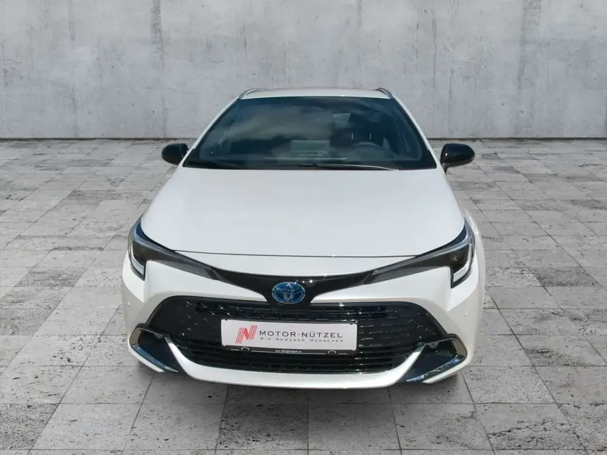 Neu Toyota Corolla 196 PS (144 kW) 2026 Platinum white pearl mc. Kombi