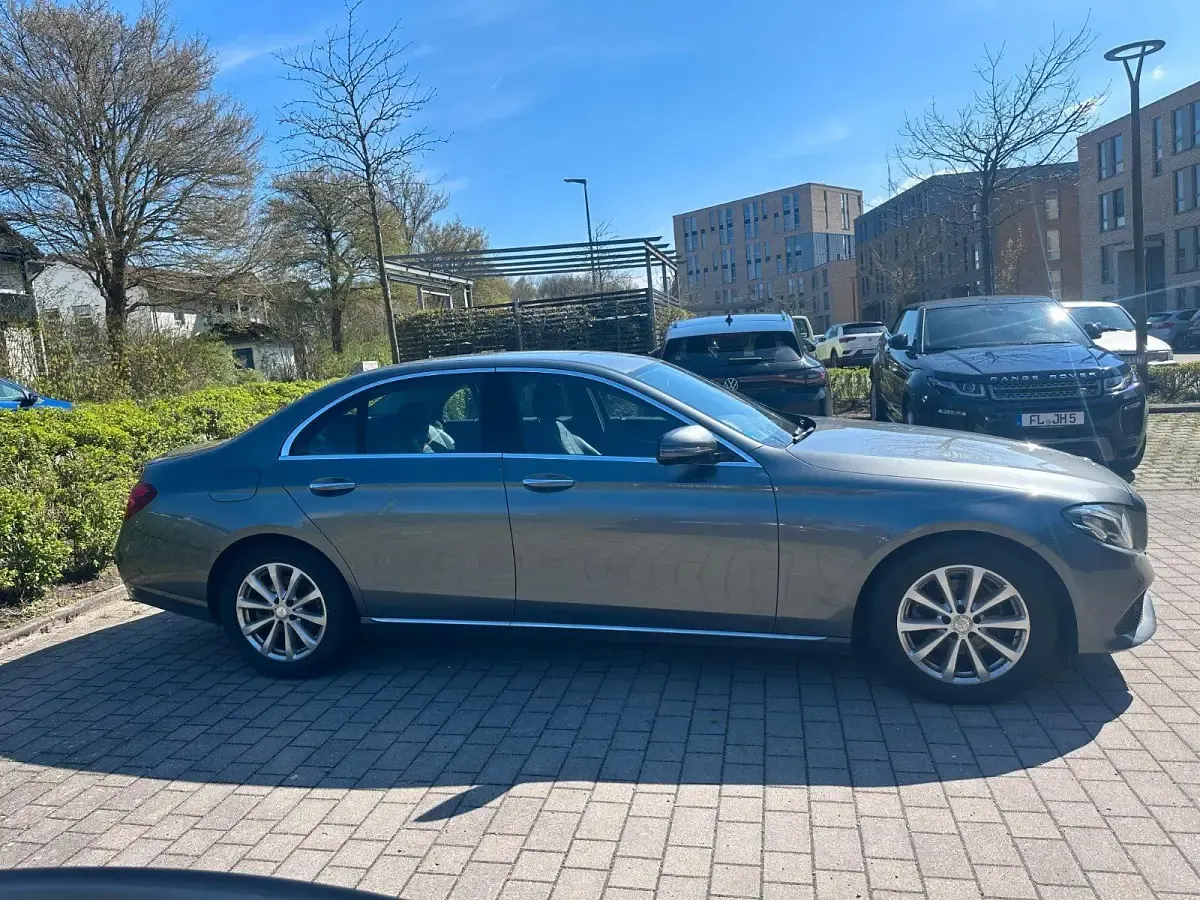 Usado Mercedes E220 Avantgarde 194 CV (142 kW) 2016 Gris Berlina