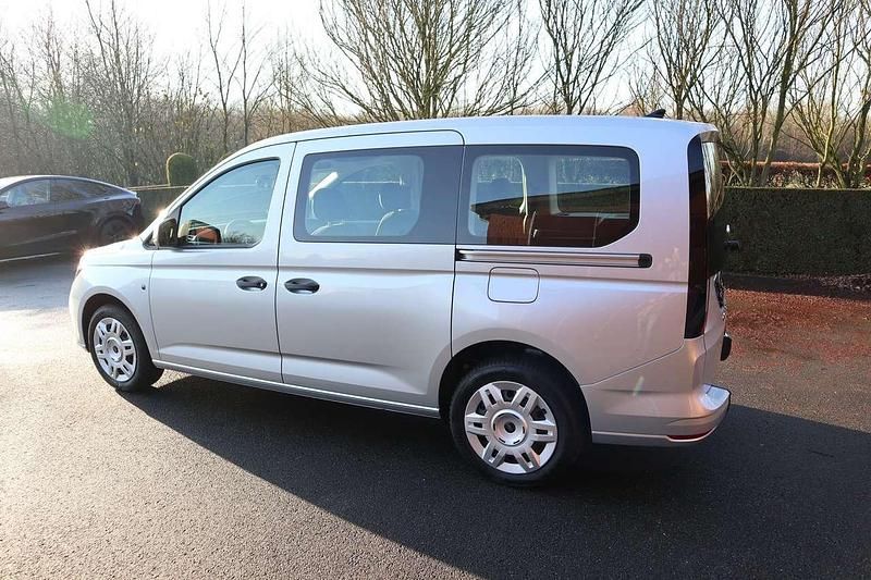 Gebraucht Ford Tourneo Titanium 116 PS (85 kW) 2024 Cyclone stardust silver Van / Kleinbus