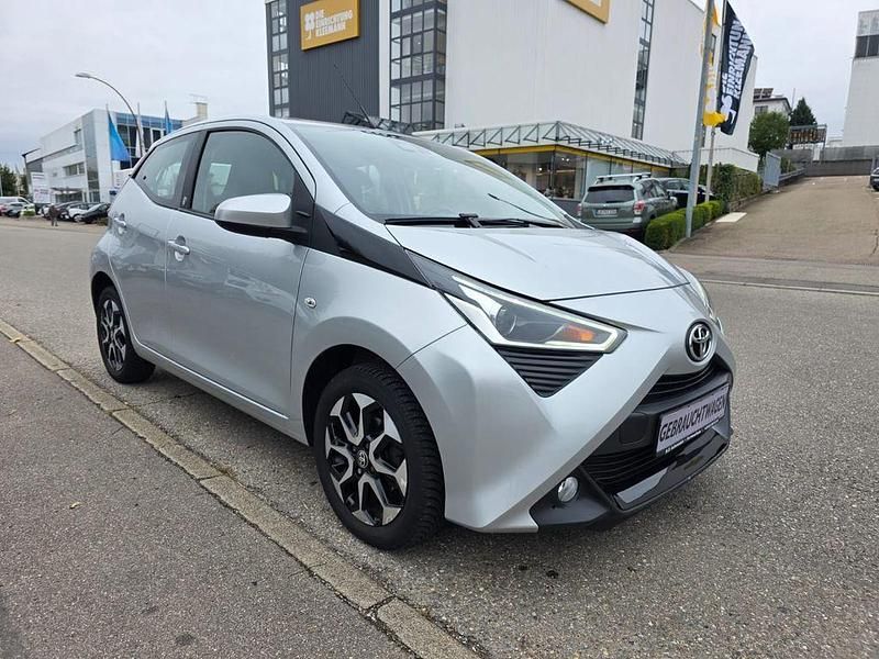Silber Gebraucht 2021 Toyota Aygo X-play Kleinwagen | 9.490 € (Fairer Preis) - Bild 1/4