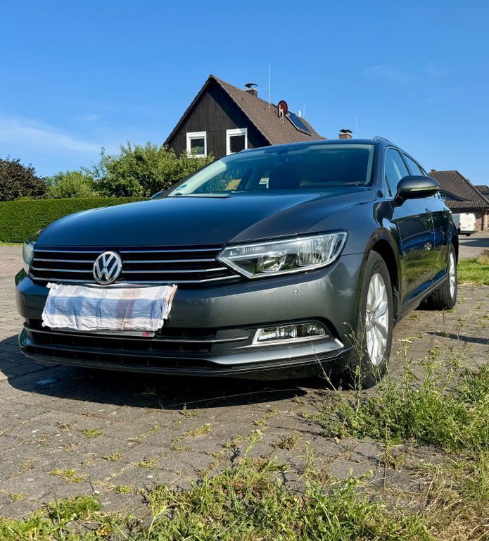 Grau Gebraucht 2016 VW Passat Comfortline Kombi | 12.900 € (Superpreis) - Bild 1/4