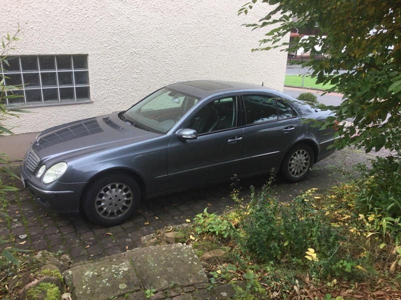 Grau Gebraucht 2005 Mercedes E280 Limousine | 4.900 € - Bild 1/4