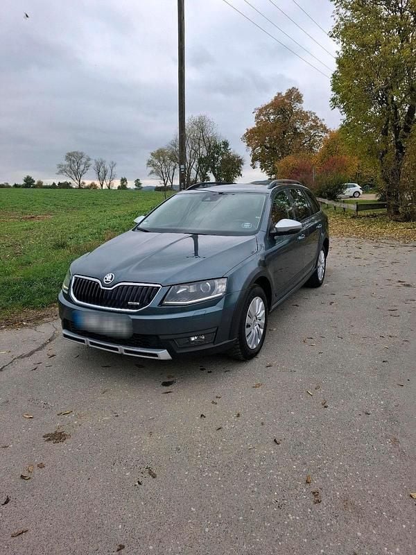Grau Gebraucht 2015 Skoda Octavia Scout Kombi | 10.490 € (Fairer Preis) - Bild 1/4