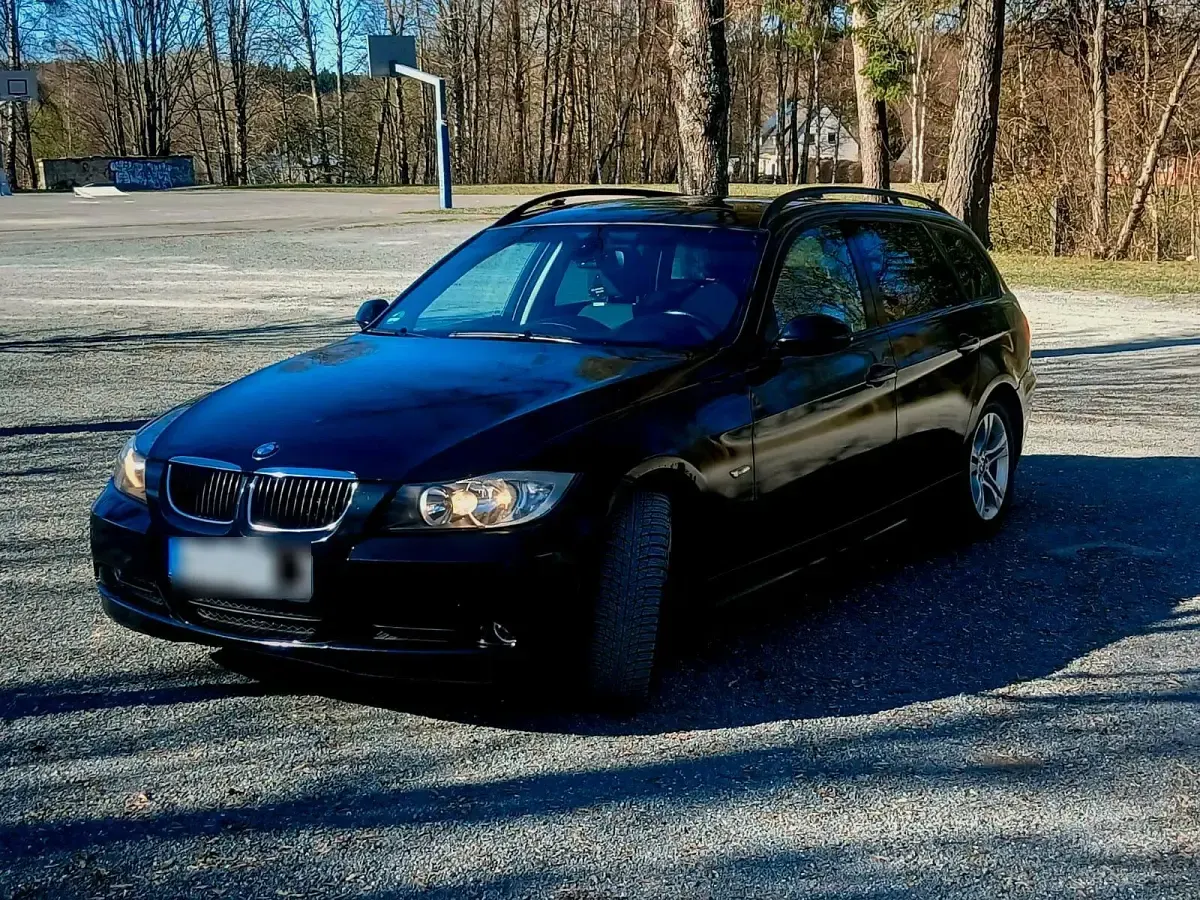 Gebraucht BMW 320 177 PS (130 kW) 2008 Schwarz Kombi