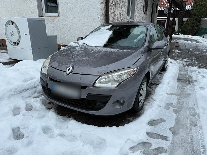 Grau Gebraucht 2009 Renault Mégane Limousine | 2.800 € (Etwas zu teuer) - Bild 1/4