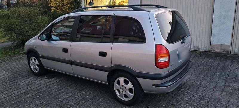 Gebraucht Opel Zafira 125 PS (91 kW) 2001 Silber Van / Kleinbus