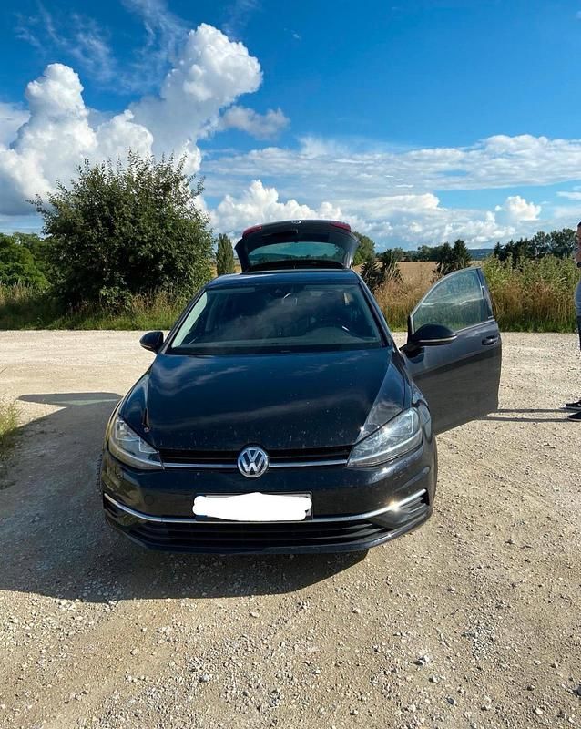 Schwarz Gebraucht 2020 VW Golf VII IQ Drive Limousine | 16.500 € (Teuer) - Bild 1/4
