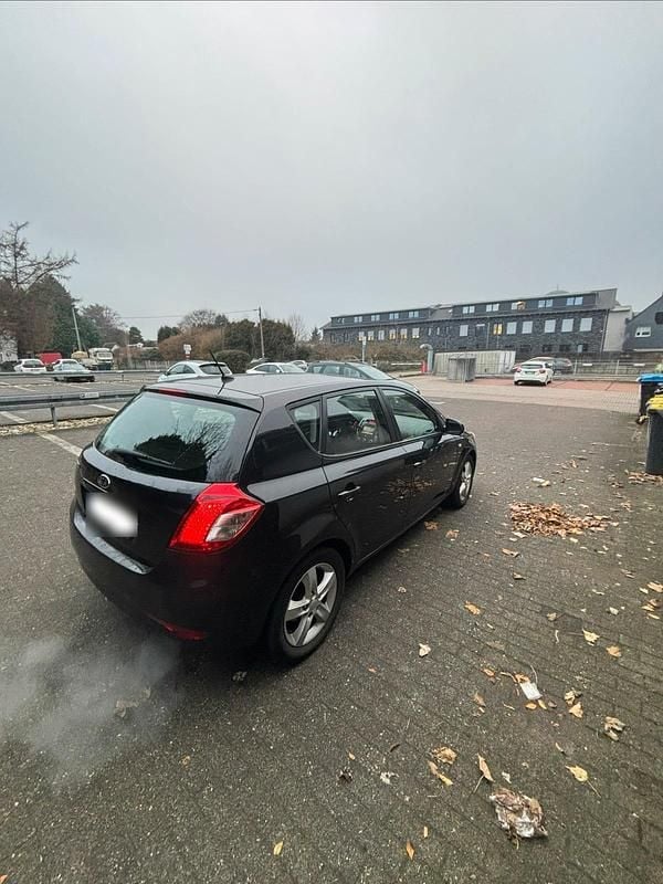 Gebraucht Kia Ceed 90 PS (66 kW) 2011 Schwarz Kleinwagen