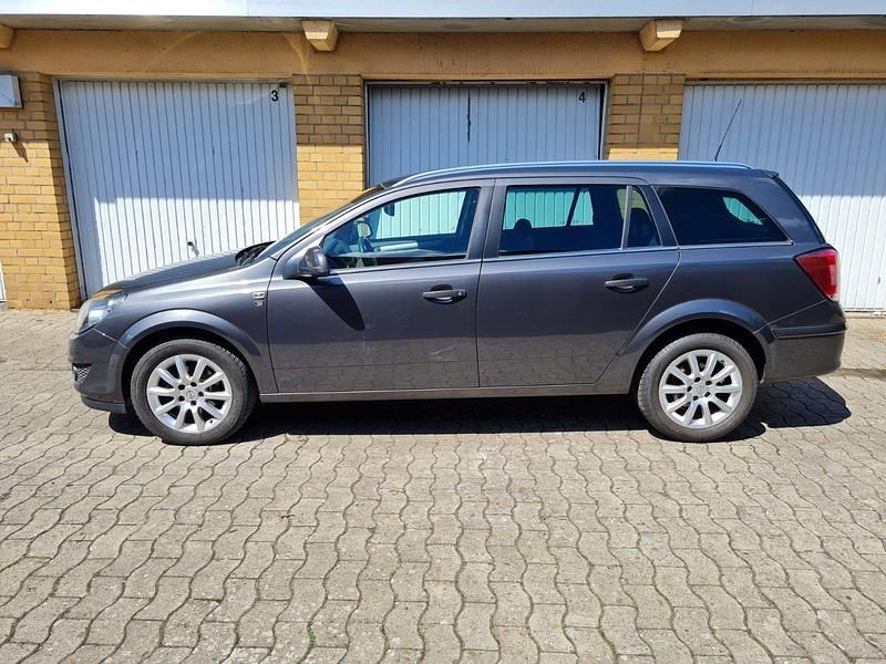Gebraucht Opel Astra Edition 116 PS (85 kW) 2010 Silber Kombi