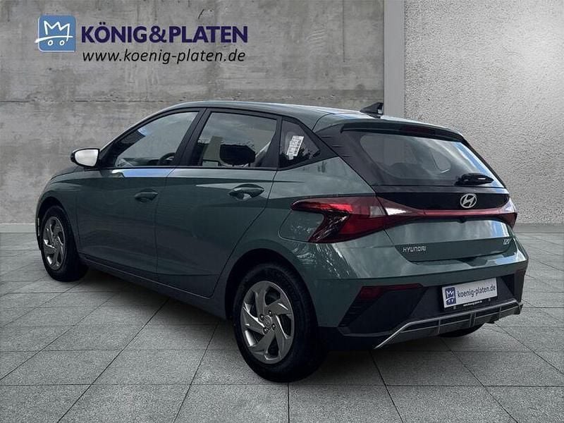 Gebraucht Hyundai i20 Select 79 PS (58 kW) 2025 Mangrove green (grün) Kleinwagen