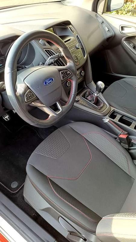 Gebraucht Ford Focus ST 125 PS (91 kW) 2017 Rot Limousine