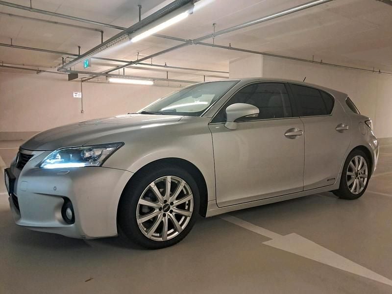Silber Gebraucht 2012 Lexus CT200h Limousine | 11.900 € (Fairer Preis) - Bild 1/4