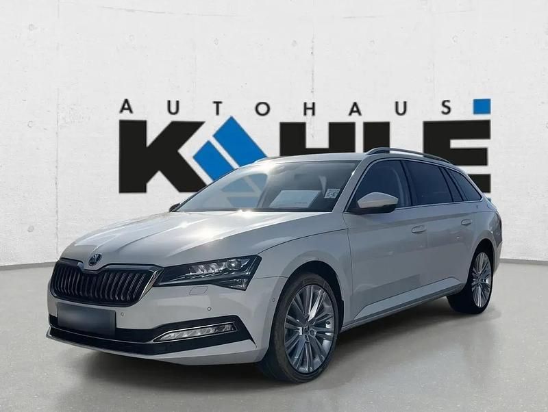 Moonweiß perleffekt Gebraucht 2024 Skoda Superb Style Kombi | 43.960 € - Bild 1/4