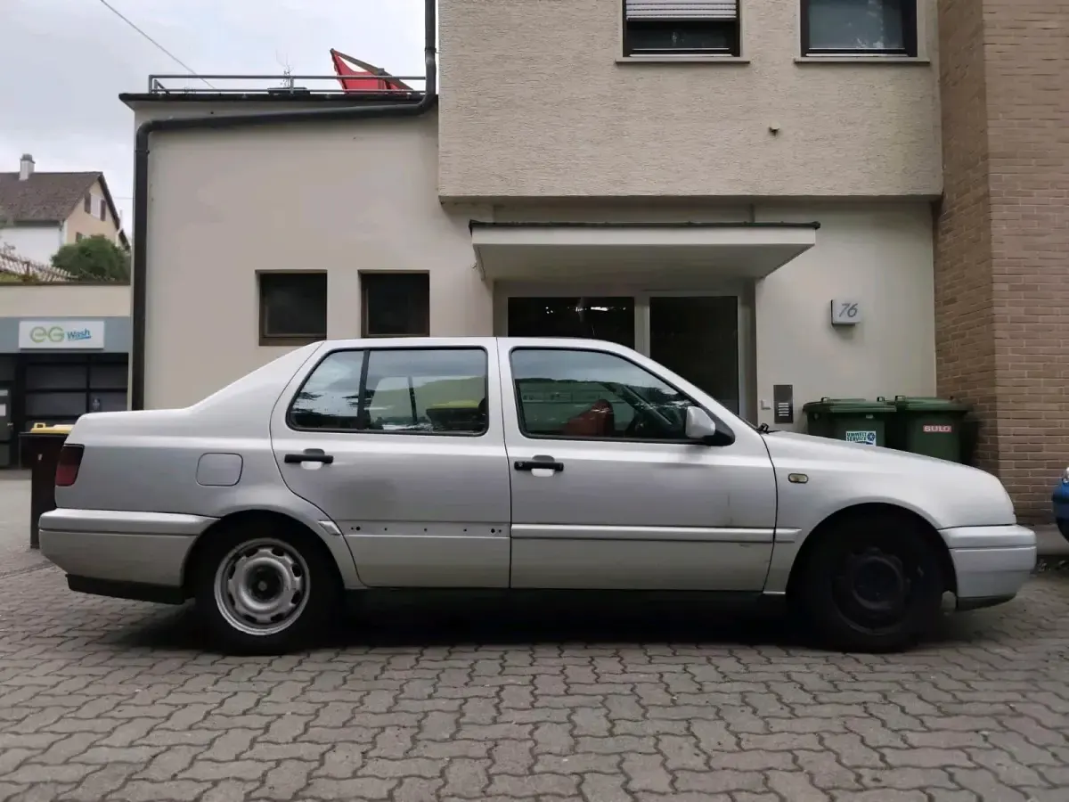 Gebraucht VW Vento 90 PS (66 kW) 1996 Grau Limousine