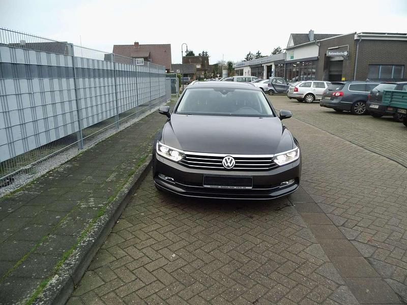 Gebraucht VW Passat Highline 150 PS (110 kW) 2015 Black oak brown metallic Kombi