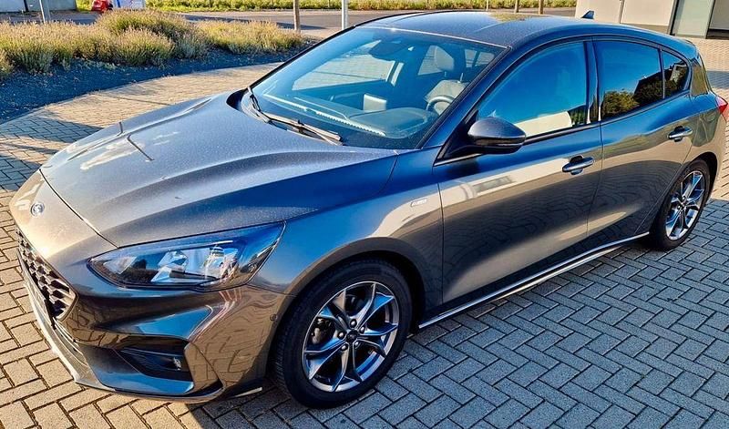 Grau Gebraucht 2020 Ford Focus ST-Line Limousine | 15.300 € (Guter Preis) - Bild 1/4