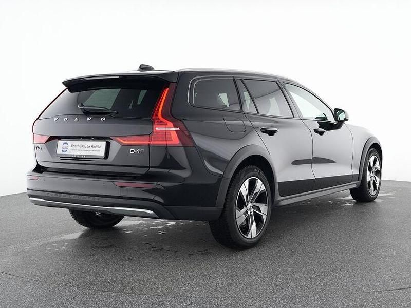 Gebraucht Volvo V60 CC Plus 197 PS (144 kW) 2023 Onyx black / Kombi