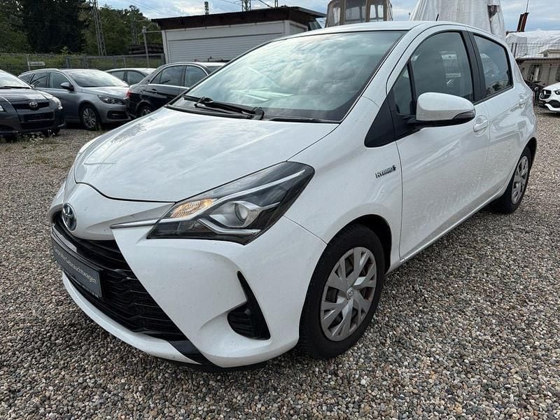 Weiß Gebraucht 2020 Toyota Yaris Hybrid Business Edition Limousine | 11.781 € (Guter Preis) - Bild 1/4