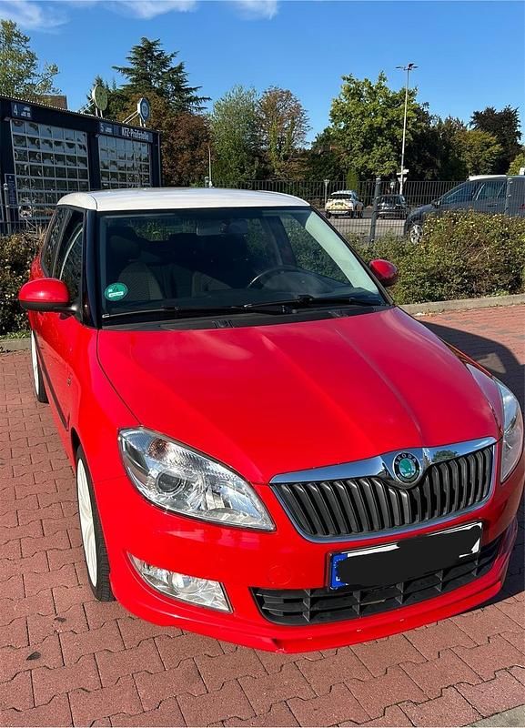Rot Gebraucht 2011 Skoda Fabia Ambiente Limousine | 4.500 € (Fairer Preis) - Bild 1/4