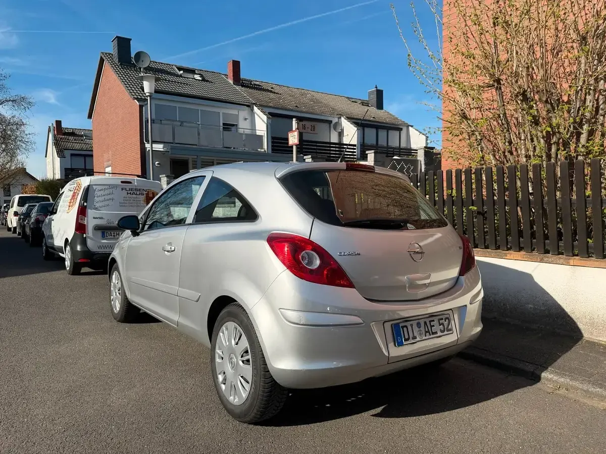 Używany Opel Corsa 90 KM (66 kW) 2007 Srebrny Hatchback