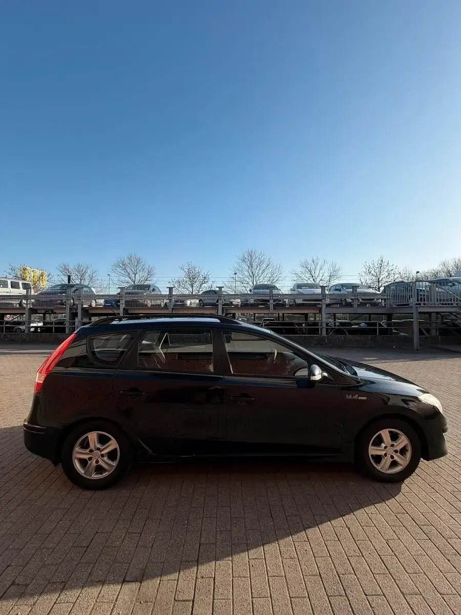 Gebraucht Hyundai i30 110 PS (80 kW) 2011 Schwarz Kombi