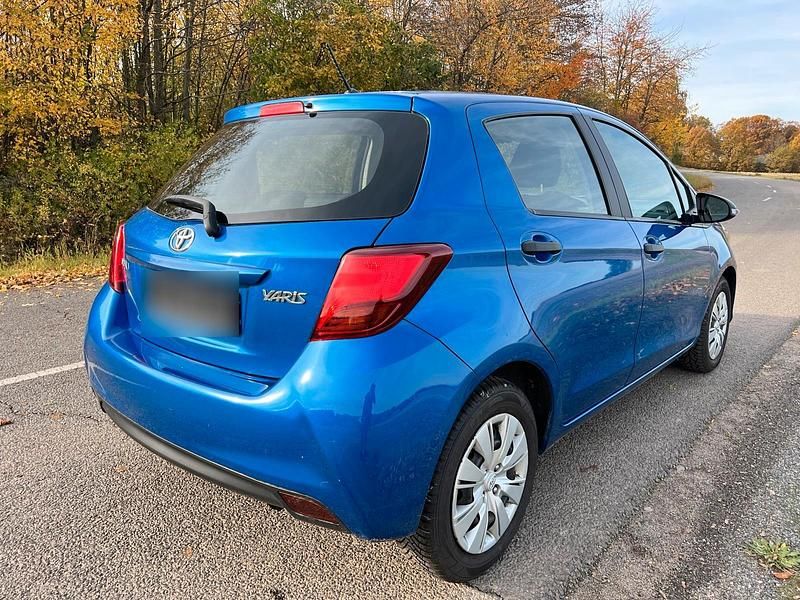 Gebraucht Toyota Yaris 69 PS (50 kW) 2015 Blau Kleinwagen