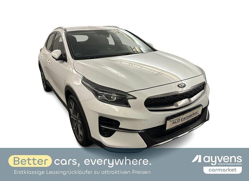 Lackierung: deluxeweiß lack. Gebraucht 2021 Kia XCeed Spirit SUV | 18.980 € - Bild 1/4