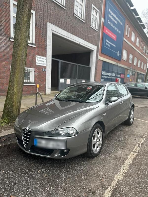 Grau Gebraucht 2005 Alfa Romeo 147 Kleinwagen | 3.100 € - Bild 1/4