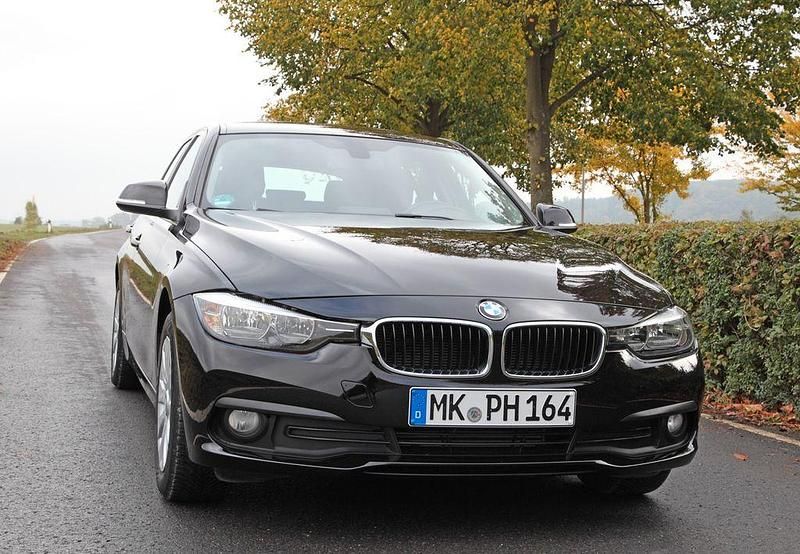 Schwarz Gebraucht 2017 BMW 318 Kombi | 12.500 € (Guter Preis) - Bild 1/4
