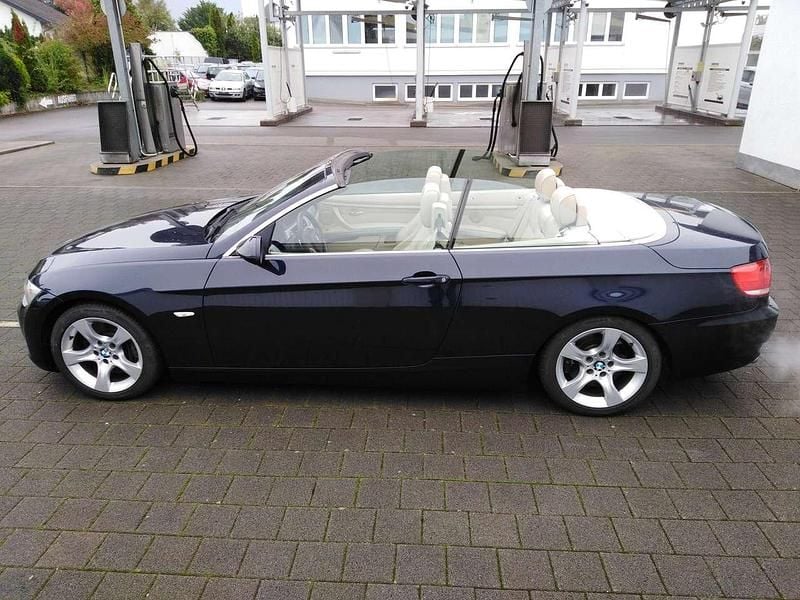 Gebraucht BMW 330 Cabriolet 245 PS (180 kW) 2010 Monacoblau Cabrio