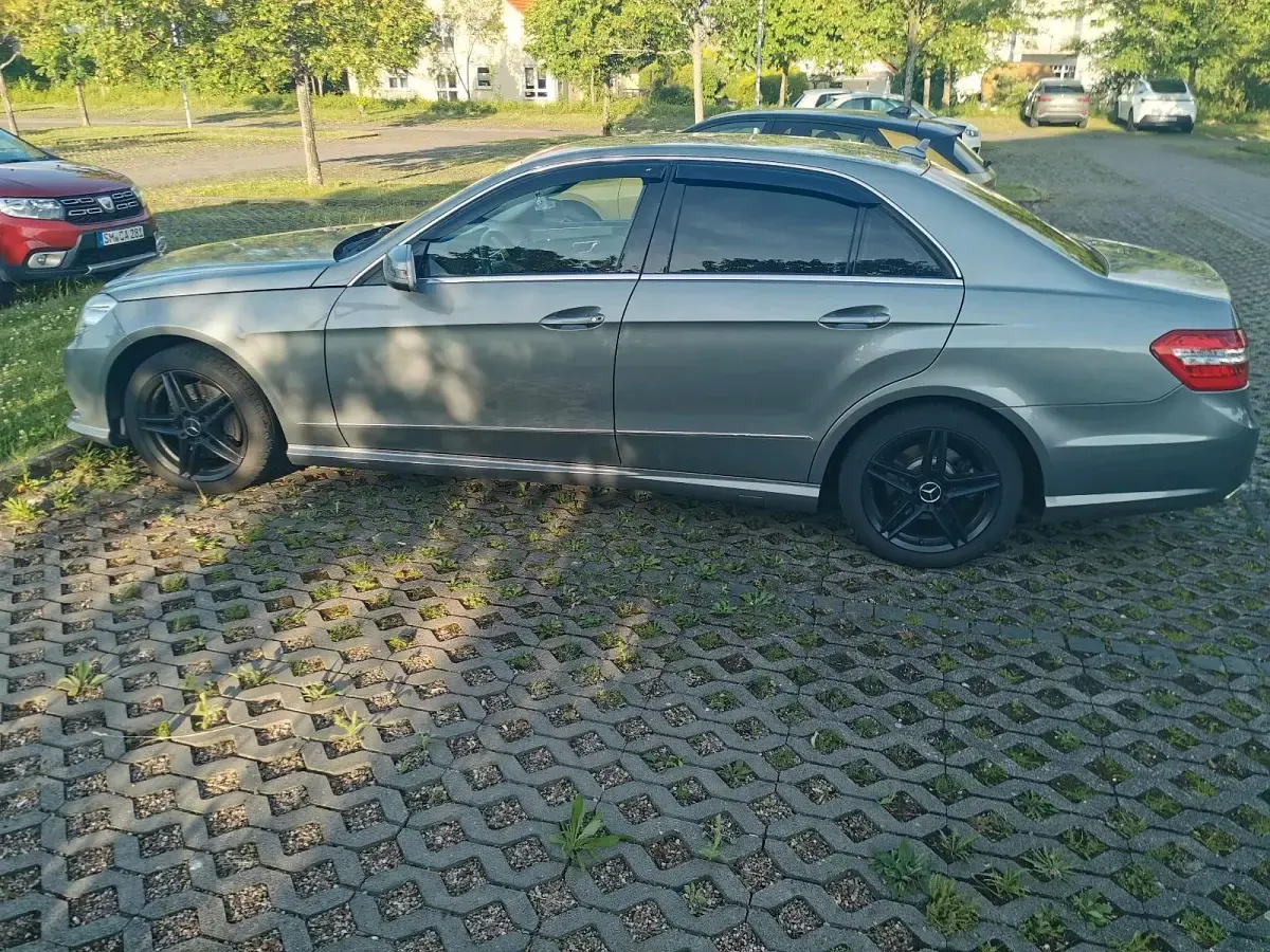 Gebraucht Mercedes E220 Avantgarde 170 PS (125 kW) 2013 Grau Limousine