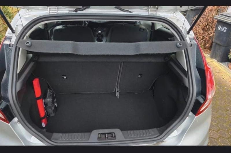 Gebraucht Ford Fiesta Ambiente 60 PS (44 kW) 2013 Grau Kleinwagen