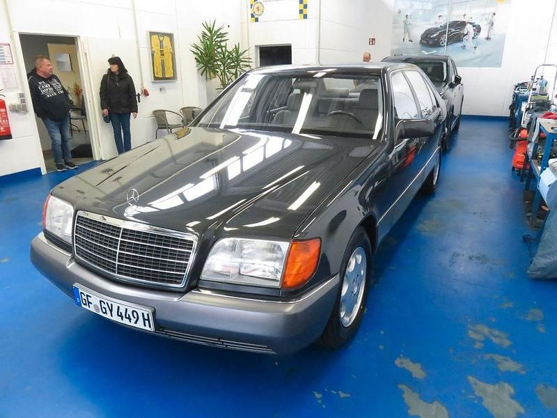 Grau Gebraucht 1993 Mercedes 300 Limousine | 16.500 € - Bild 1/4
