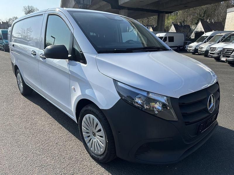 Gebraucht Mercedes Vito 163 PS (119 kW) 2024 Arktikweiss Van