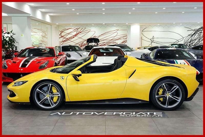 Gebraucht Ferrari 296 662 PS (486 kW) 2024 Gelb Cabrio