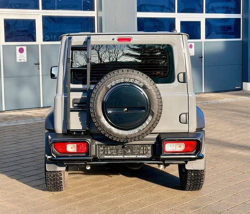 Gebraucht Suzuki Jimny 102 PS (75 kW) 2024 Medium grey (metallic) SUV