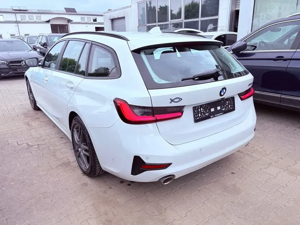 Gebraucht BMW 330e Advantage 184 PS (135 kW) 2021 Weiß Kombi