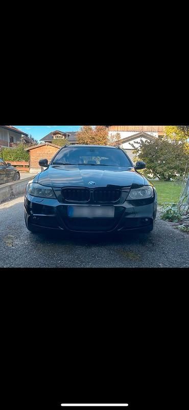 Schwarz Gebraucht 2009 BMW 330 Kombi | 12.100 € - Bild 1/4