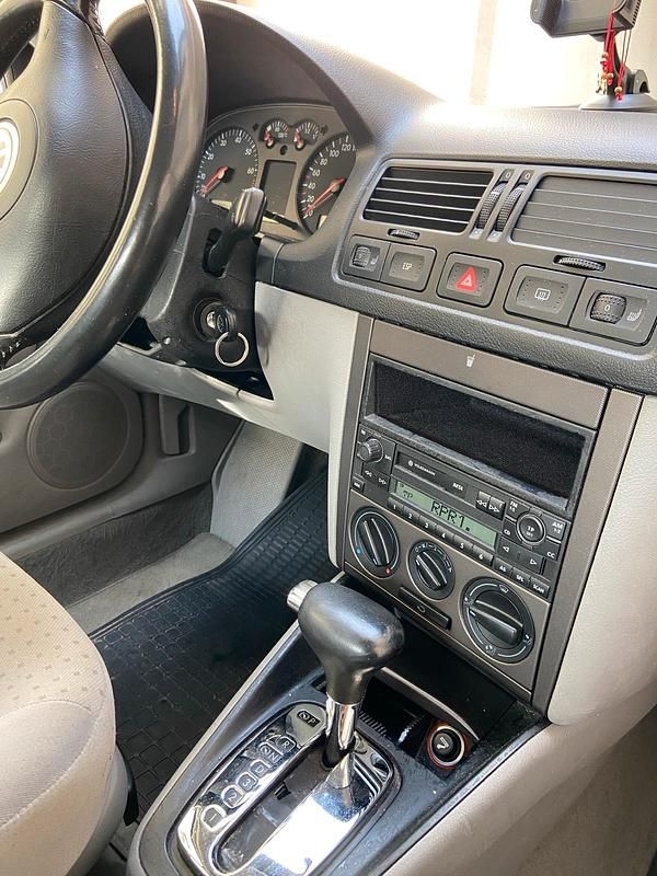 Second-hand VW Bora 105 CP (77 kW) 2001 Argintiu Berlinǎ