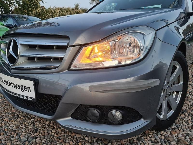 Silber Gebraucht 2011 Mercedes C180 Limousine | 8.290 € (Fairer Preis) - Bild 1/4