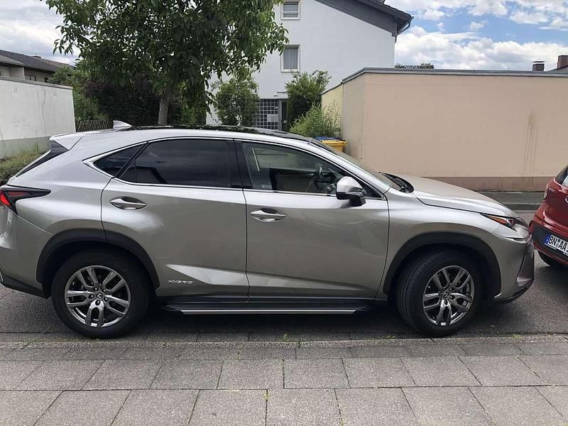 Silber Gebraucht 2019 Lexus NX300h Executive Line SUV | 31.500 € (Fairer Preis) - Bild 1/4