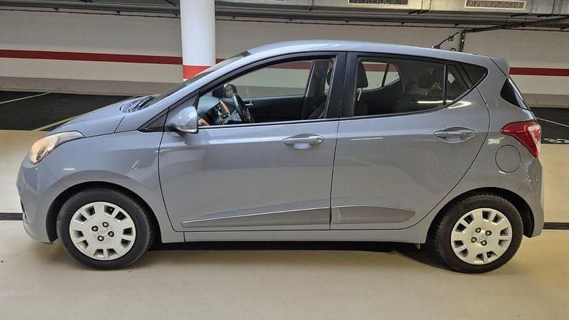 Grau Gebraucht 2014 Hyundai i10 Edition Kleinwagen | 7.199 € (Fairer Preis) - Bild 1/4