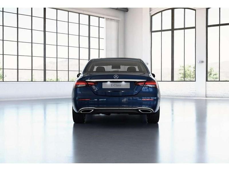 Gebraucht Mercedes E220 Avantgarde 200 PS (147 kW) 2022 Metalliclack nautikblau Limousine