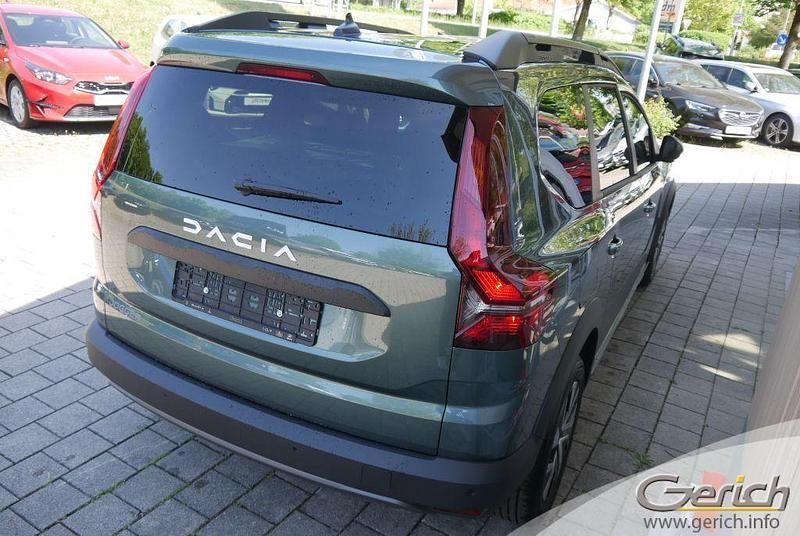 Neu Dacia Jogger Expression 110 PS (80 kW) 2025 Grün Van / Kleinbus
