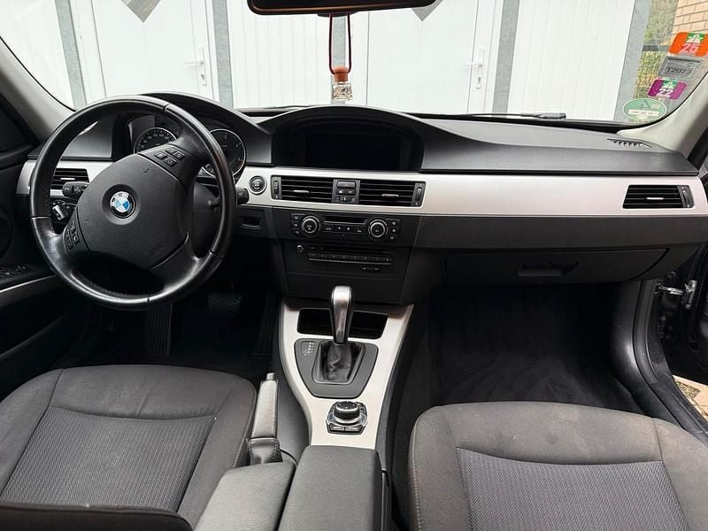 Gebraucht BMW 320 184 PS (135 kW) 2010 Schwarz Kombi