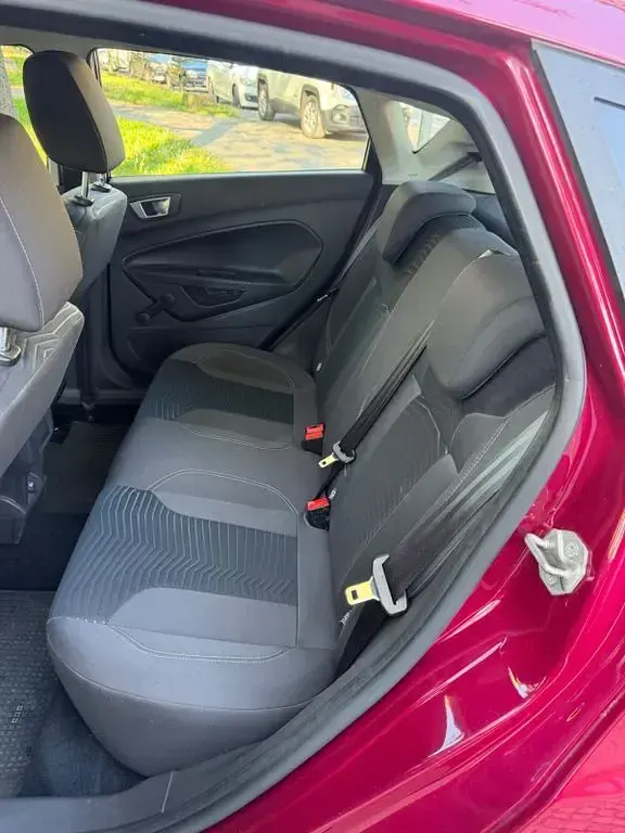 Używany Ford Fiesta Titanium 101 KM (74 kW) 2013 Czerwony Sedan/Limuzyna