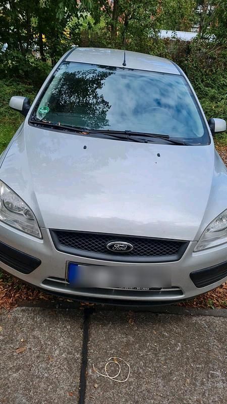 Silber Gebraucht 2007 Ford Focus Kombi | 1.350 € - Bild 1/4