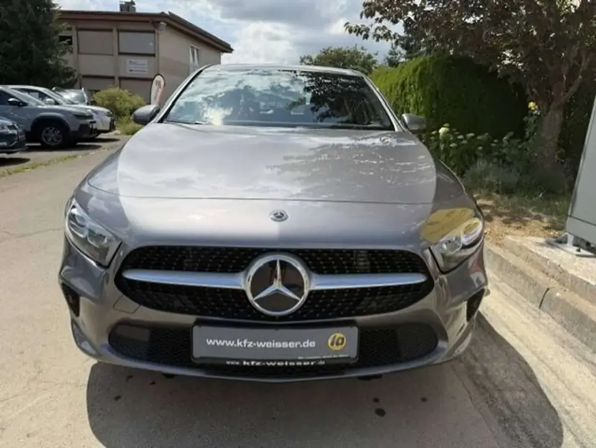 Gebraucht Mercedes A200 163 PS (119 kW) 2019 Mountaingrau  met. Kleinwagen